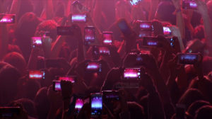 Fotografía detalle móviles en concierto