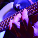 Fotografía Detalle tocando trastes guitarra