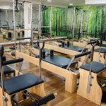 Fotografía de sala con máquinas Reformer para hacer Pilates