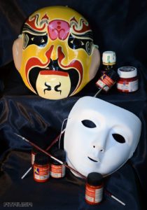 Fotografía Bodegón máscaras y pinturas
