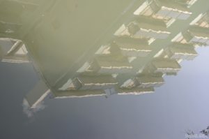 Fotografía Reflejos en agua de edificio